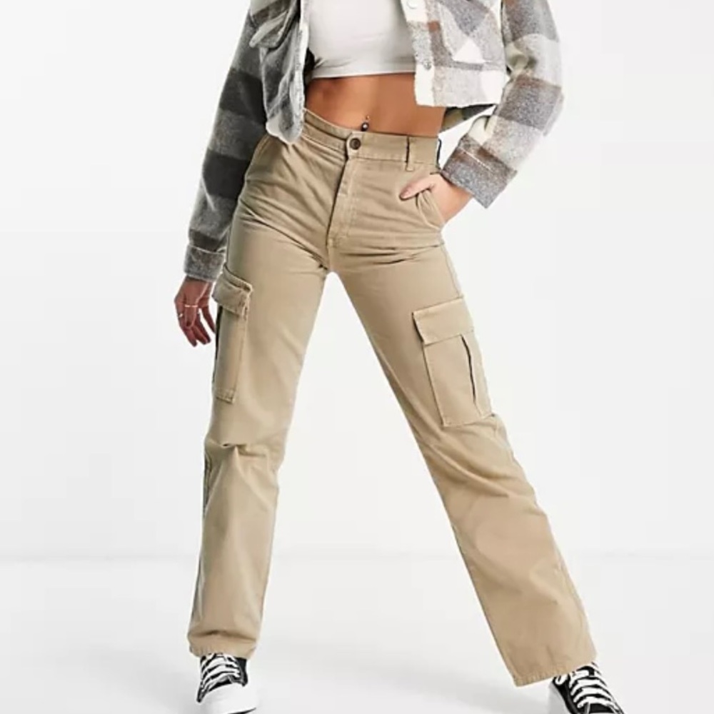 New with tags (NWT): Stradivarius straight leg cargo pants in the color stone